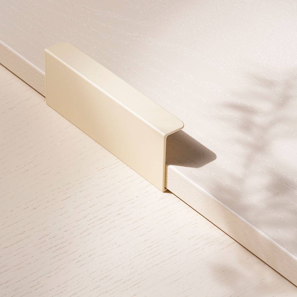  Toniton Hide Handle - 120mm - Creme in the group Cabinet Handles / All Handles / Toniton x Beslag Design at Beslag Online (401083-11)