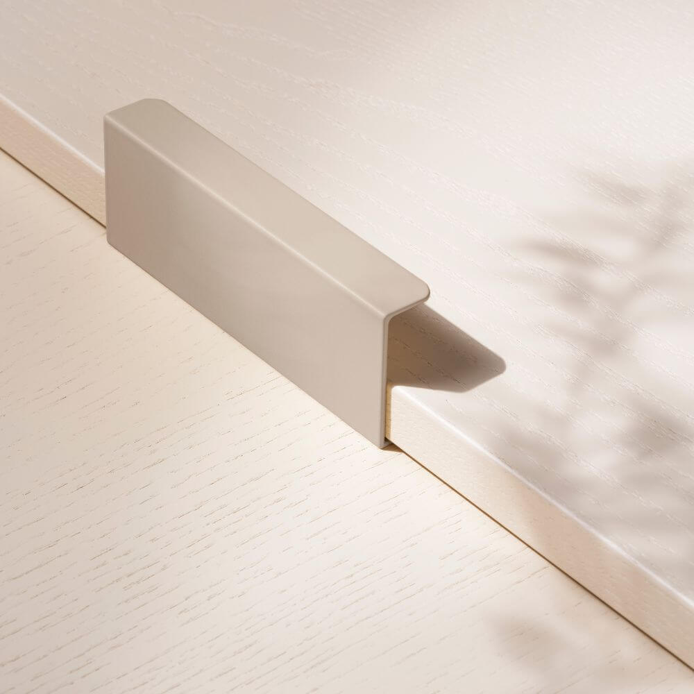 Toniton Hide Handle - 120mm - Greige in the group Cabinet Handles / All Handles / Toniton x Beslag Design at Beslag Online (401086-11)