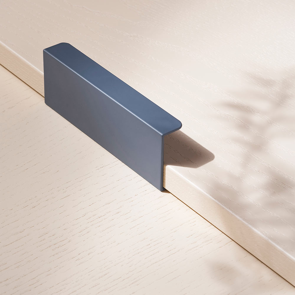 Toniton Hide Handle - Blue in the group Cabinet Handles / All Handles / Toniton x Beslag Design at Beslag Online (toniton-hide-blue)