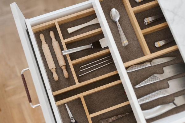 Cutlery tray organizers