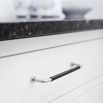 Handle Lounge - 160mm - Chrome/Black Leather